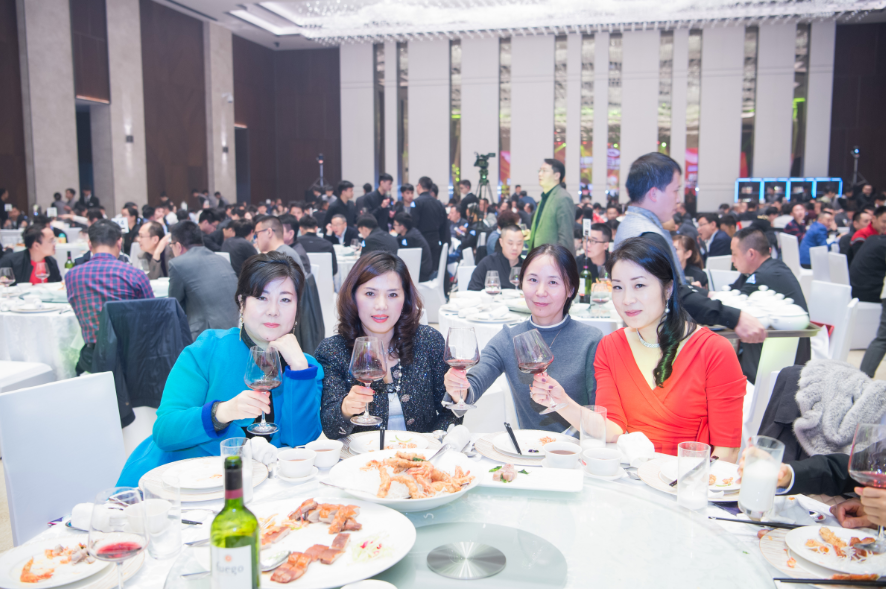 尊龙官方2019年“未来已来•期待壹玖”新春晚会-